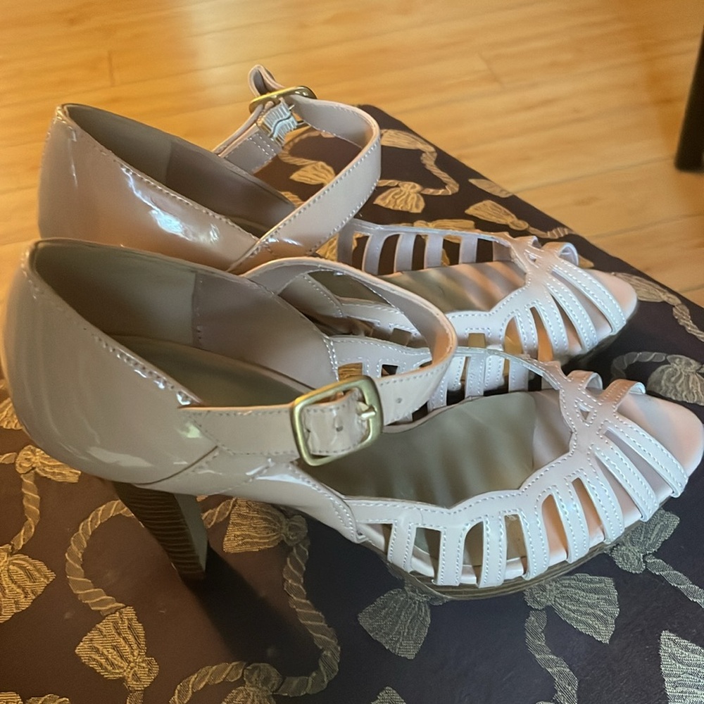 NWOT FIONI Clothing Women's Beige/Chaulk-colored Strappy Heels, Sz.7 Never Wirn